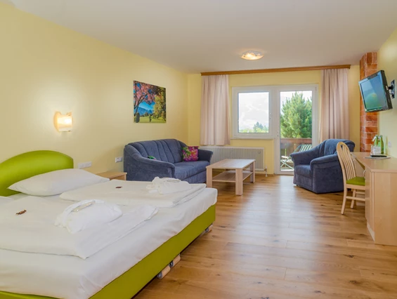 Urlaub-mit-Hund: Geräumige, hundefreundliche Zimmer mit Balkon - Almfrieden Hotel & Romantikchalet - Wohnen | Schlafen