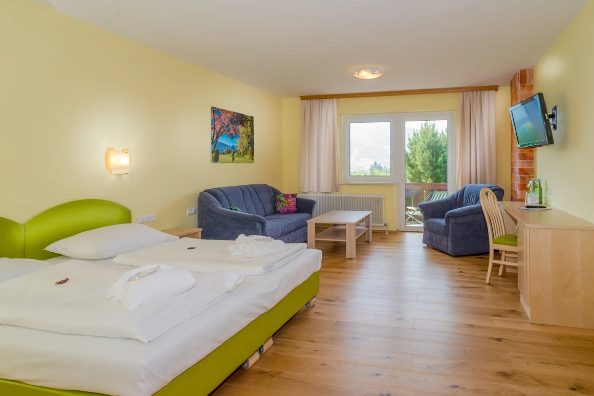 Urlaub-mit-Hund: Geräumige, hundefreundliche Zimmer mit Balkon - Almfrieden Hotel & Romantikchalet - Wohnen | Schlafen