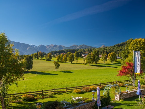 Urlaub-mit-Hund: Panoramablick vom Balkon auf die umliegende Bergwelt - Almfrieden Hotel & Romantikchalet - Haus | Umgebung