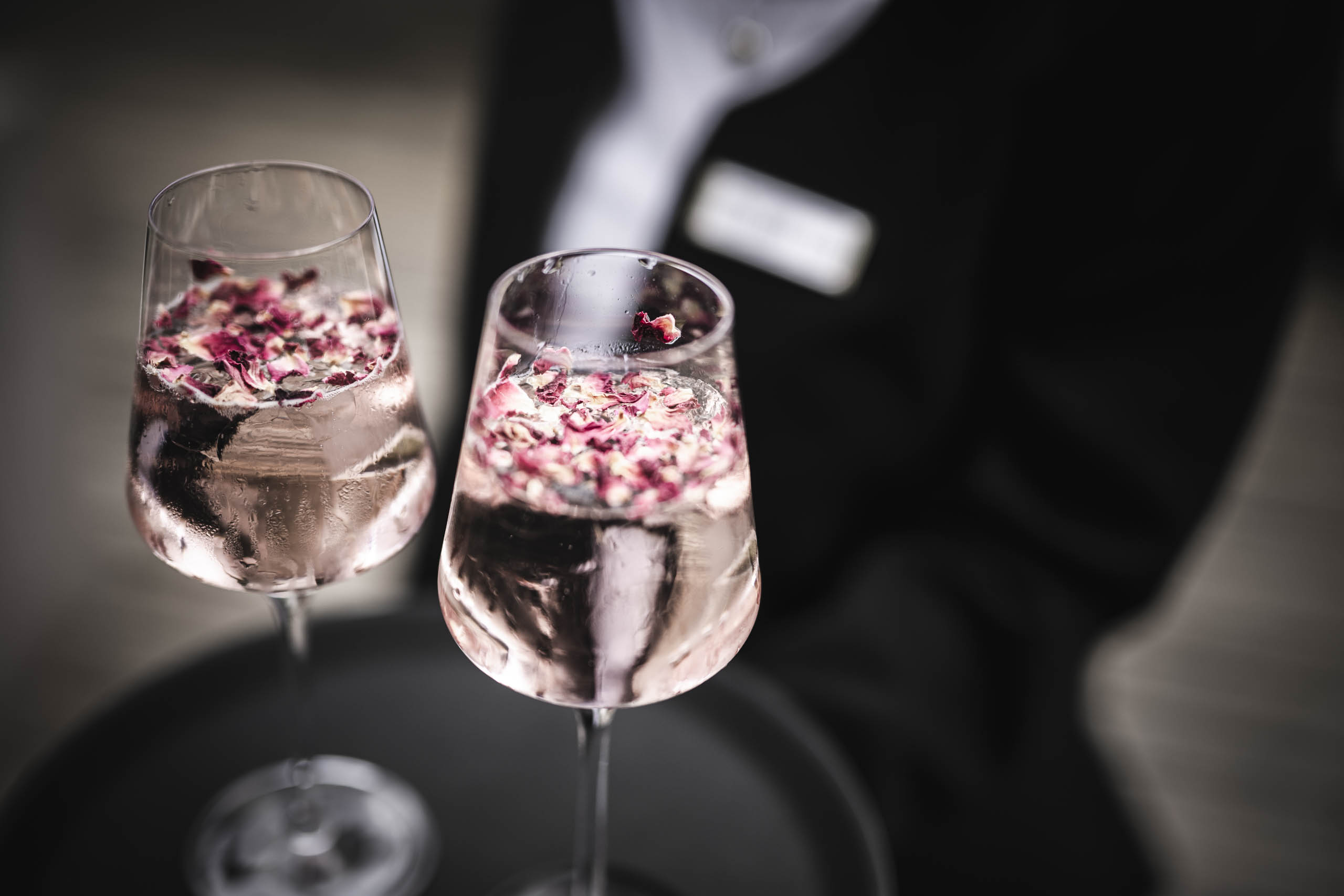 Urlaub-mit-Hund: Aperitif im Innenhof - Strasserwirt Ansitz zu Tirol - Essen | Trinken