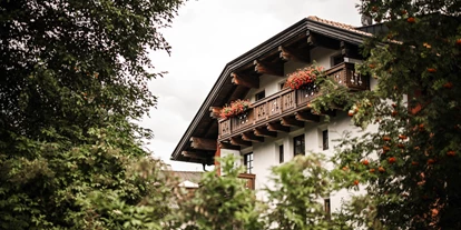 Hundehotel - keine Leinenpflicht im Hotel - Köln - Garten und Frontansicht  - Strasserwirt Ansitz zu Tirol