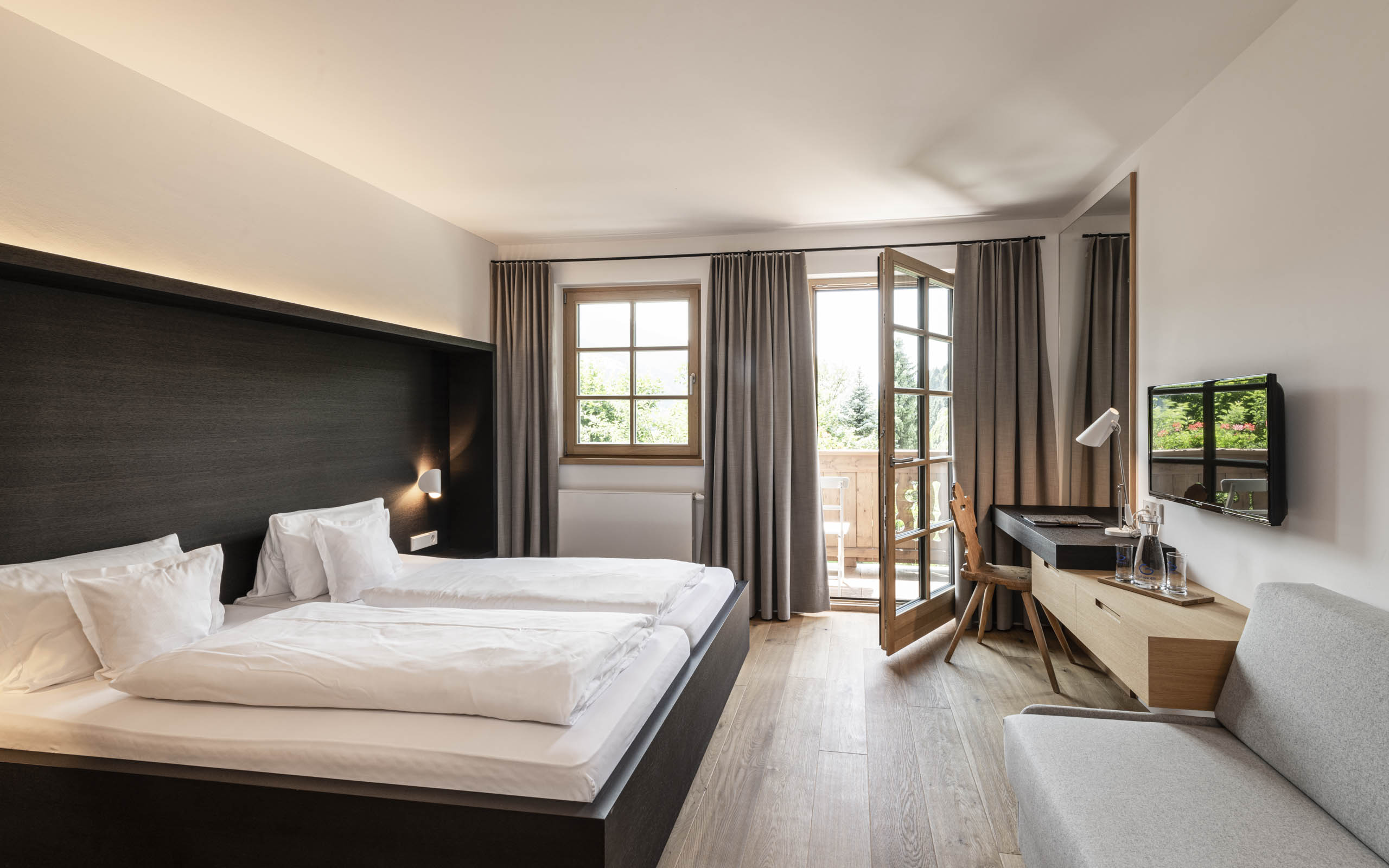 Urlaub-mit-Hund: Superior Doppelzimmer Defregger - Strasserwirt Ansitz zu Tirol - Wohnen | Schlafen