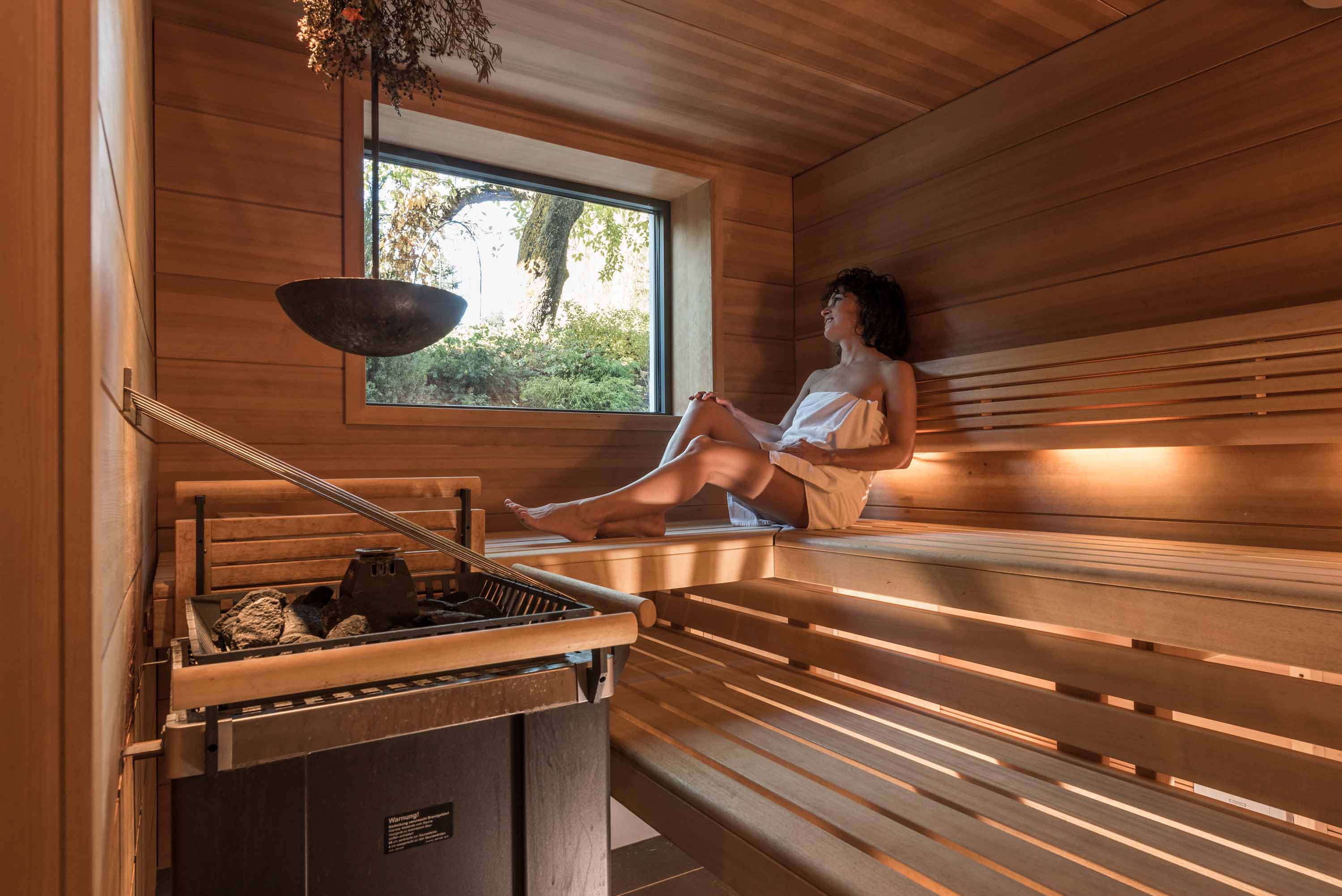 Urlaub-mit-Hund: Biosauna mit Blick in den Garten - Strasserwirt Ansitz zu Tirol - Wasser | Wellness