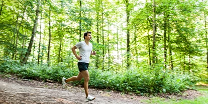 Hundehotel - Klassifizierung: 4 Sterne S - Schleswig-Holstein - Joggen im angrenzenden Wald - Ringhotel Birke