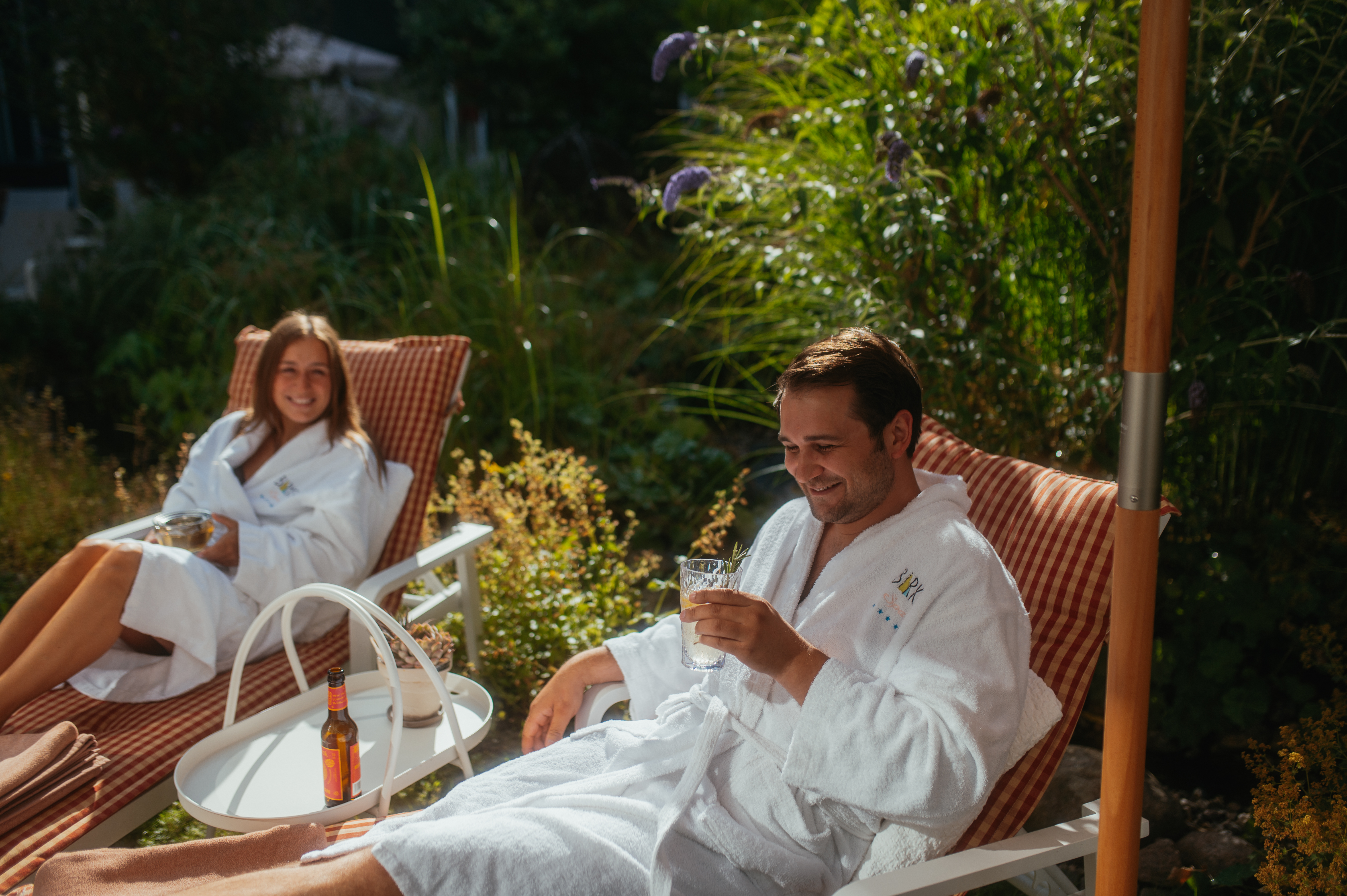 Urlaub-mit-Hund: Wellnessgarten mit Barfußpfad, Liegen und Strandkörben - Ringhotel Birke