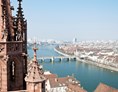 Urlaub-mit-Hund: Basel Munster mit Blick auf den Rhein - Swissôtel LE PLAZA Basel