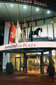 Urlaub-mit-Hund: Hoteleingang - Swissôtel LE PLAZA Basel