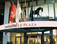 Urlaub-mit-Hund: Hoteleingang - Swissôtel LE PLAZA Basel