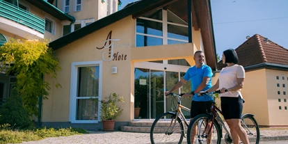 Hundehotel - Ungarn - Rast mit Fahrrädern - AquaTherm Hotel***