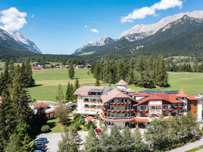 Hundehotel - Pools: Schwimmteich - Alpenhotel Karwendel mit Blick ins Wanderparadies Gaistal.  - Adults only Alpenhotel Karwendel
