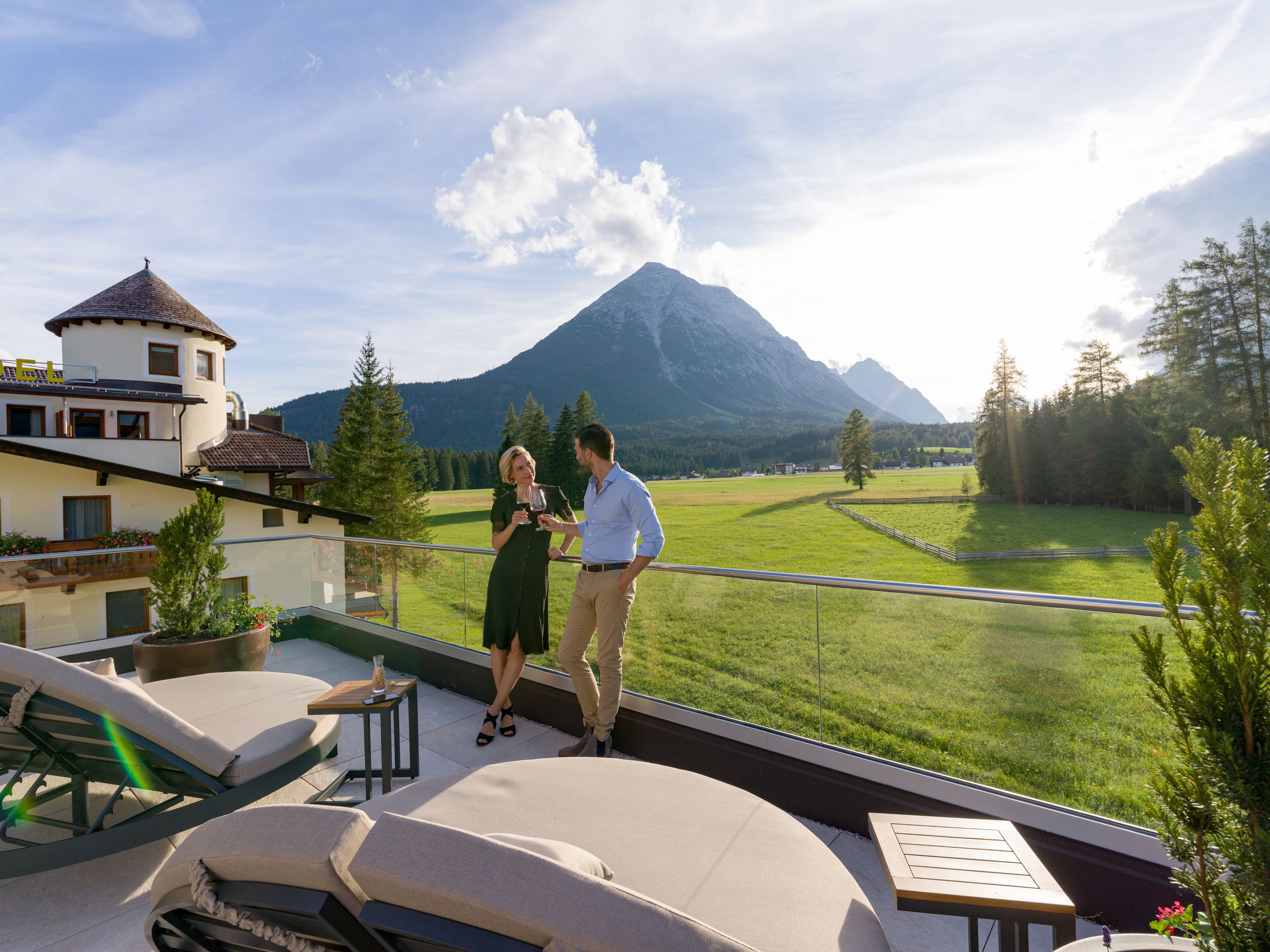 Urlaub-mit-Hund: Auf der Sonnenterrasse des Hotels - Adults only Alpenhotel Karwendel