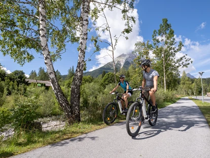 Hundehotel - Pools: Schwimmteich - Mountainbiken im Leutaschtal. - Adults only Alpenhotel Karwendel