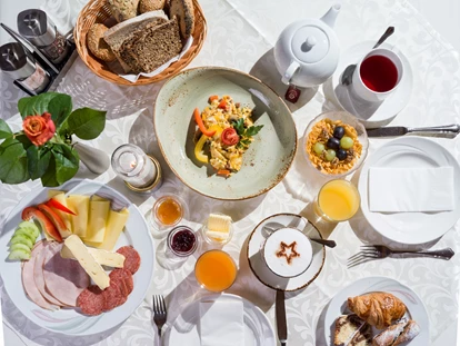 Hundehotel - Pools: Schwimmteich - Frühstück im Alpenhotel - Adults only Alpenhotel Karwendel