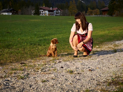 Hundehotel - Pools: Schwimmteich - Marion Rödlach mit Hund Tina - Adults only Alpenhotel Karwendel