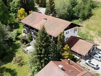 Hundehotel - Pools: Schwimmteich - Hotel Außenansicht - Gästehaus Falkenau
