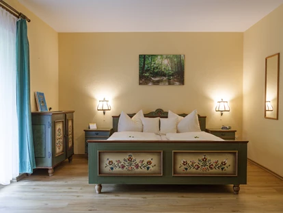 Hundehotel - Pools: Schwimmteich - Zimmer - Gästehaus Falkenau