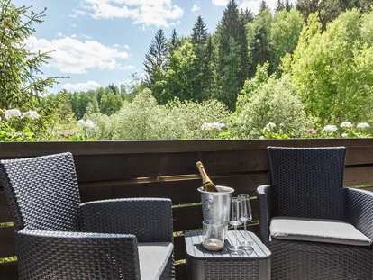 Hundehotel - Pools: Schwimmteich - Balkon - Gästehaus Falkenau