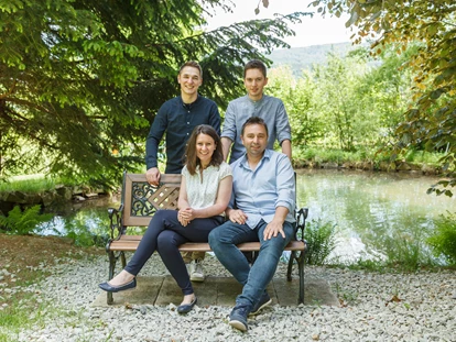 Hundehotel - Pools: Schwimmteich - Inhaber - Gästehaus Falkenau