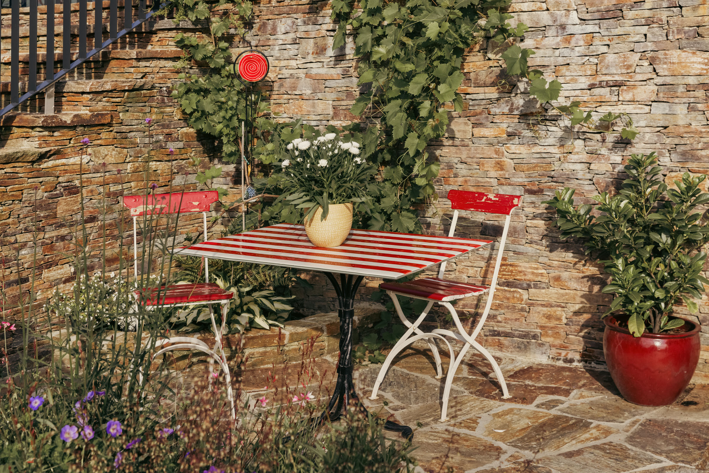 Urlaub-mit-Hund: gemütlicher Platz vor dem Weinkeller - Am Wildbachberg