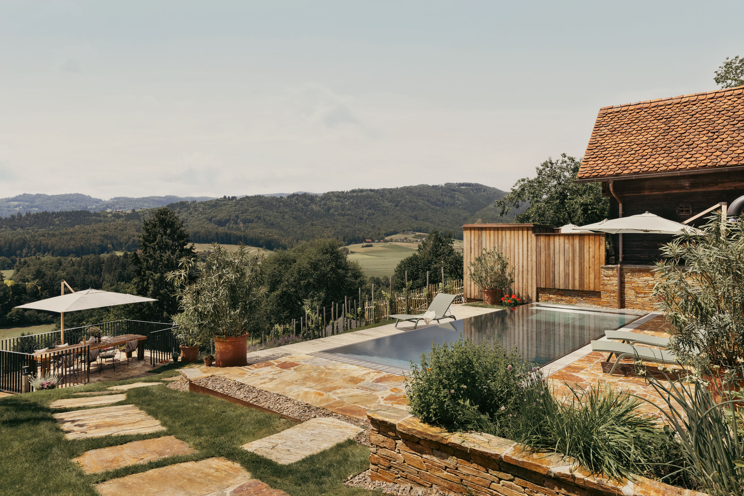 Urlaub-mit-Hund: Infinity Pool für alle Gäste - Am Wildbachberg