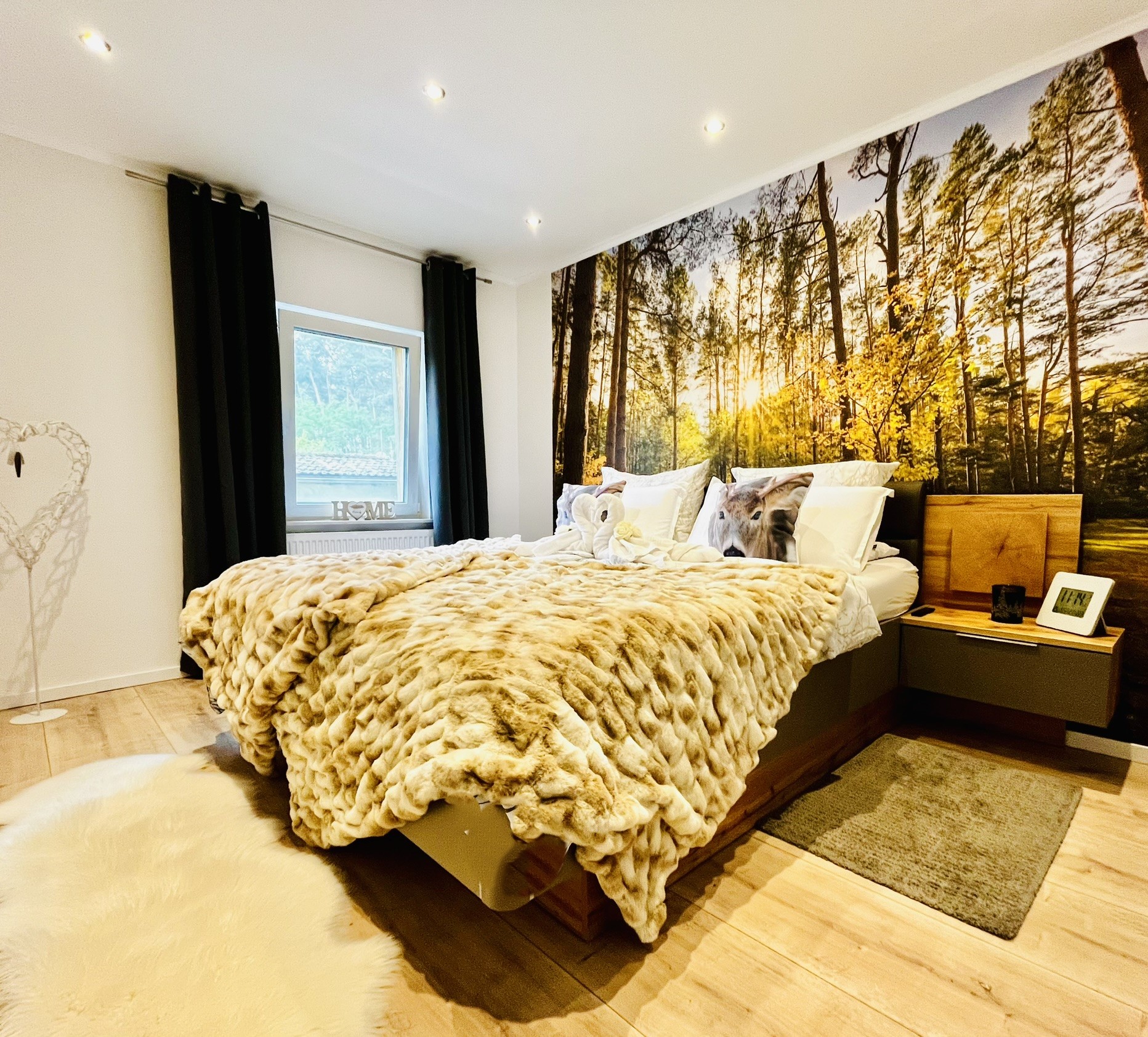 Urlaub-mit-Hund: Großes Doppelbett im Waldblickschlafzimmer
elektrische Jalousie und Fliegengitter - Natur & Wellness Haus Oase - Wohnen | Schlafen