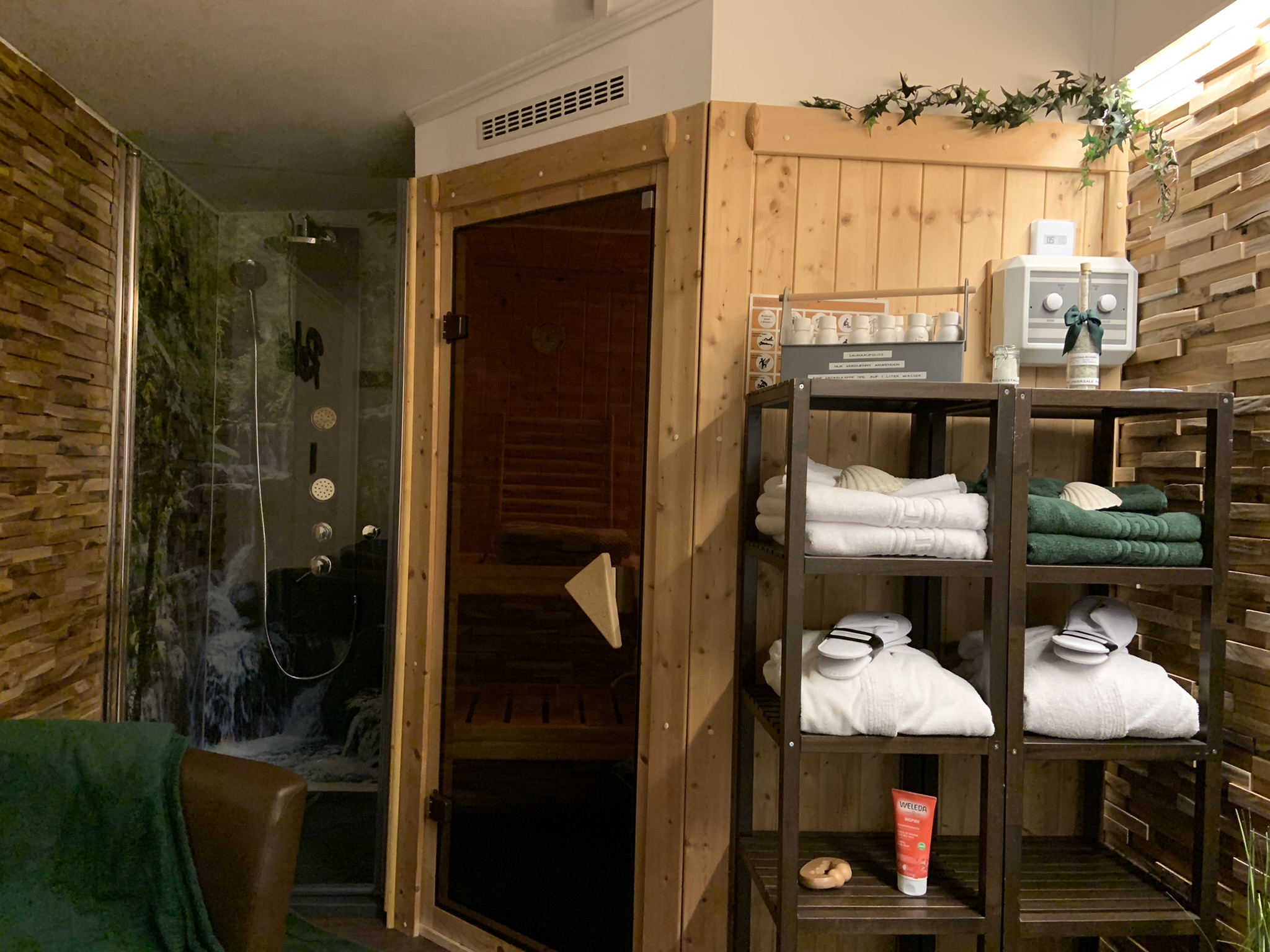 Urlaub-mit-Hund: Wellness Oase mit Sauna und Erlebnisdusche - Natur & Wellness Haus Oase - Wasser | Wellness