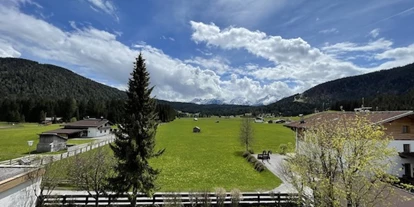 Hundehotel - Sauna - Olympiaregion Seefeld - Die Sommer-Aussicht von einem der Cristall Appartements nach Süden - Chalet Cristall und Chalet Josi ***Superior