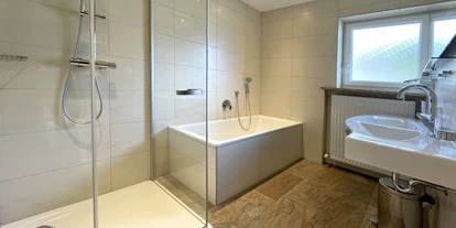 Hundehotel - Sauna - Olympiaregion Seefeld - Ein Badezimmer im "Cristall"  - Chalet Cristall und Chalet Josi ***Superior