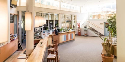 Hundehotel - Wellnessbereich - Kumberg - Lobby mit Rezeption und Hotelbar - JUFA Hotel Veitsch***