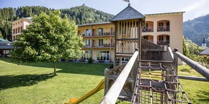 Hundehotel - Wellnessbereich - Kumberg - Hotelansicht mit Garten und Spielplatz - JUFA Hotel Veitsch***