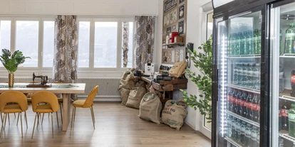 Hundehotel - Unterkunftsart: Hotel - Bodio TI - Lobby, Kaffee Corner und Frigobar - Garden Hotel Primavera