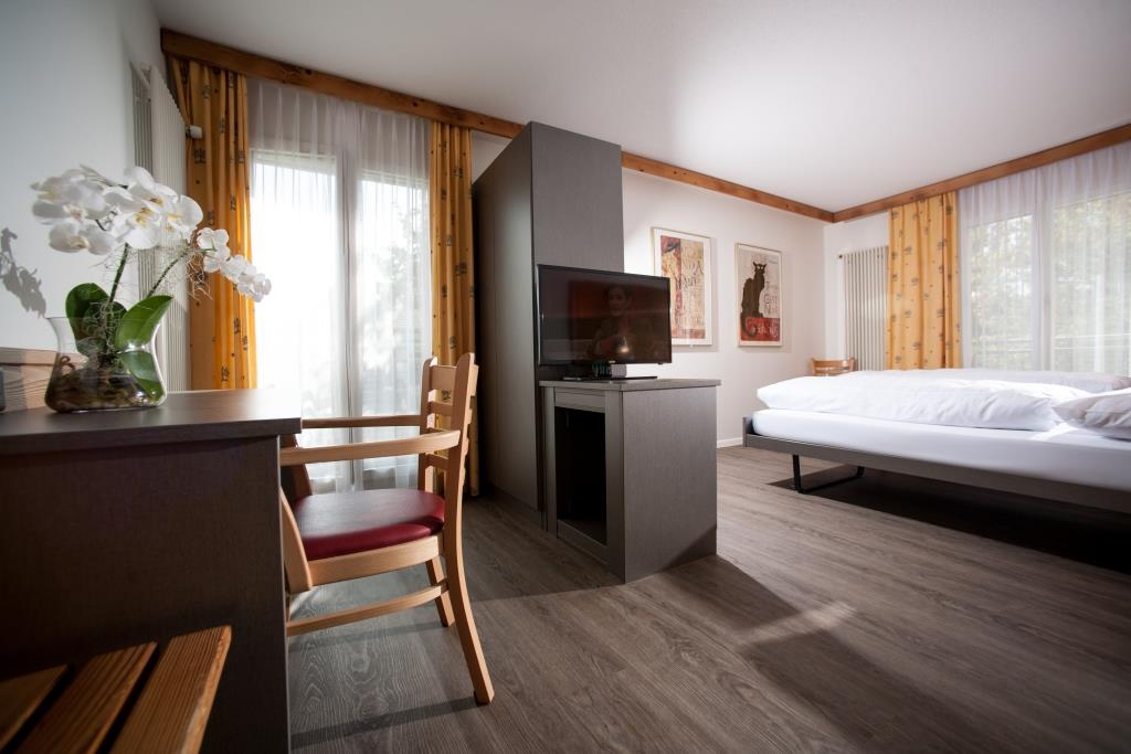 Hundehotel - barrierefrei - Schweiz - Wohnliche Standard-Zimmer im Haupthaus bieten einen angenehm ruhigen Aufenthalt zu moderaten Preisen. Sie sind bequem per Lift erreichbar. Im Sommer 2014 renoviert, mit Parkett, Dusche/WC, Radio, Flatscreen, Telefon, kostenfreiem WLAN und Haartrockner ausgestattet. Die Zimmer verfügen über einen Balkon. - Hotel Weisses Kreuz