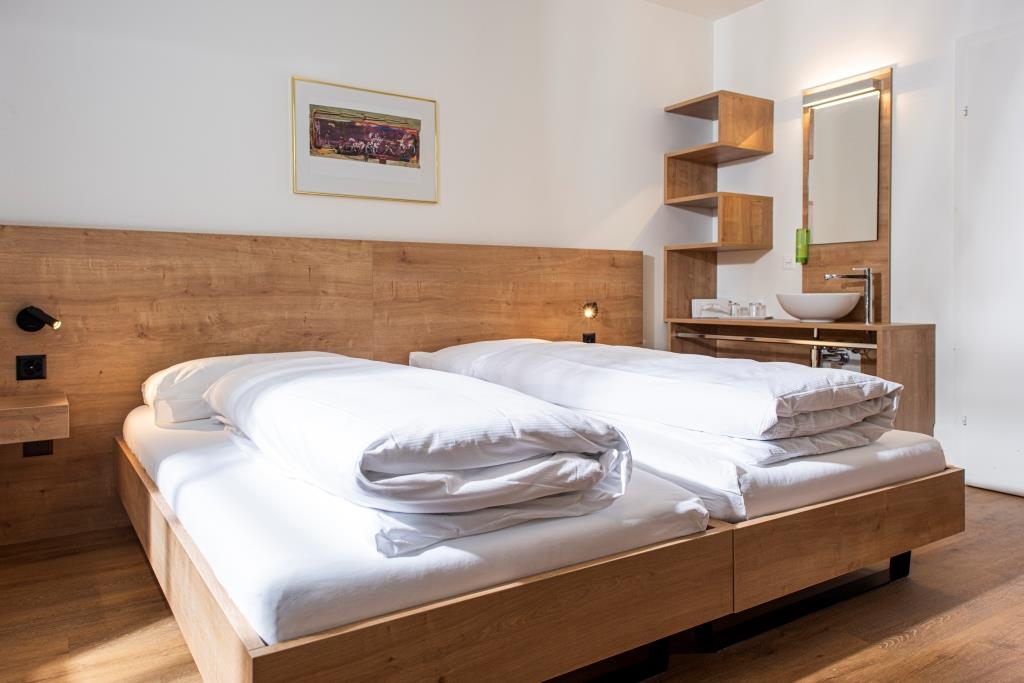 Hundehotel - barrierefrei - Schweiz - Die Kreuzzimmer befinden sich alle in unserem ehrwürdigen Kreuzhaus im 2. und 3. Stock und sind nur über die Treppe erreichbar.
Die Kreuzzimmer verfügen alle über Dusche / WC, Flatscreen, Haartrockner und freiem WLAN.

Für Familien stehen Ihnen 2 geräumige Zimmer zur Verfügung. - Hotel Weisses Kreuz