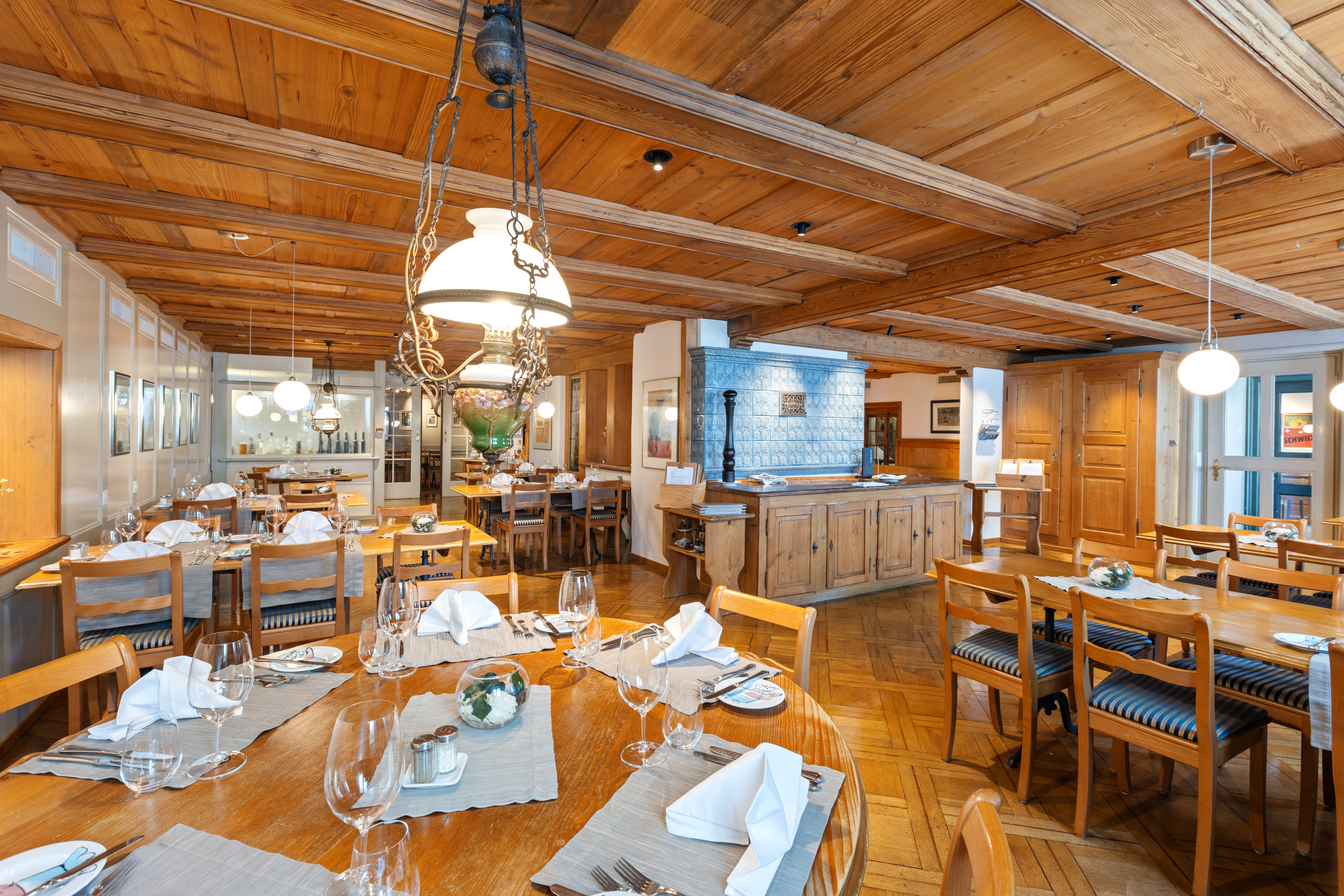 Hundehotel - barrierefrei - Schweiz - Frühling, Sommer Herbst und Winter von ihren appetitlichsten Seiten: In der gemütlichen Kreuzstube geniessen Sie herrlich frische, regionale Küche, elegante Weine und saisonale Köstlichkeiten à la Carte. Unsere umfangreiche Dessert-Karte hält für Naschkatzen jeder Couleur einen spektakulären Abschluss bereit. Unbedingt reservieren! - Hotel Weisses Kreuz