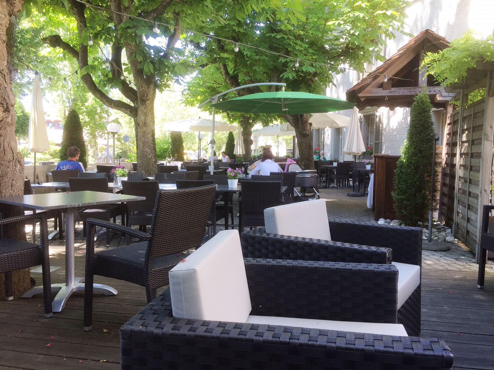 Hundehotel - barrierefrei - Schweiz - Wo sich schönes Wetter am schönsten geniessen lässt: Auf unserer Terrasse.

Geniessen Sie köstliche Gerichte unter den schattenspendenden Bäumen auf unserer idyllischen Terrasse. Ein breit gefächertes Küchenangebot hält für jeden etwas bereits: vom einfachen Snack bis zum Gourmet-Menu.
 - Hotel Weisses Kreuz