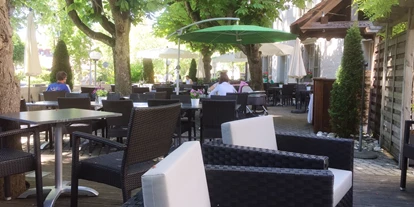 Hundehotel - barrierefrei - Basel - Solothurn - Wo sich schönes Wetter am schönsten geniessen lässt: Auf unserer Terrasse.
Geniessen Sie köstliche Gerichte unter den schattenspendenden Bäumen auf unserer idyllischen Terrasse. Ein breit gefächertes Küchenangebot hält für jeden etwas bereits: vom einfachen Snack bis zum Gourmet-Menu.
 - Hotel Weisses Kreuz