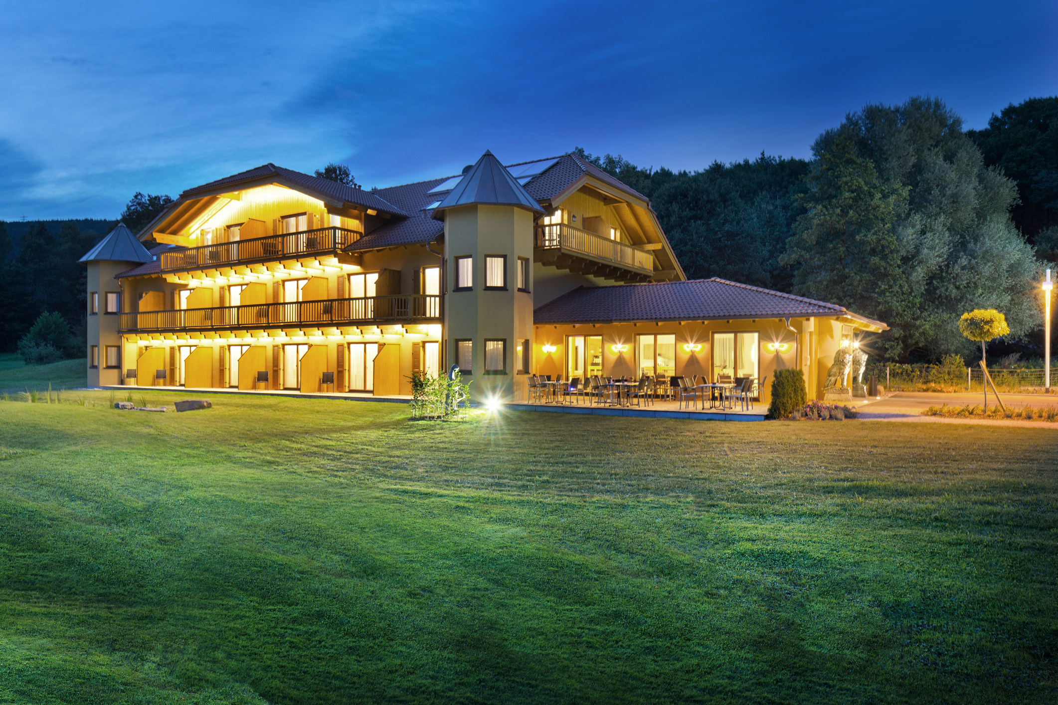 Urlaub-mit-Hund: Aussenansicht am Abend - Sapia Hotel Rheinsberg