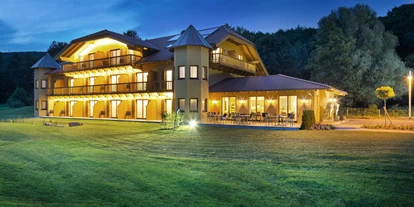 Hundehotel - Verpflegung: Halbpension - Baden-Württemberg - Aussenansicht am Abend - Sapia Hotel Rheinsberg