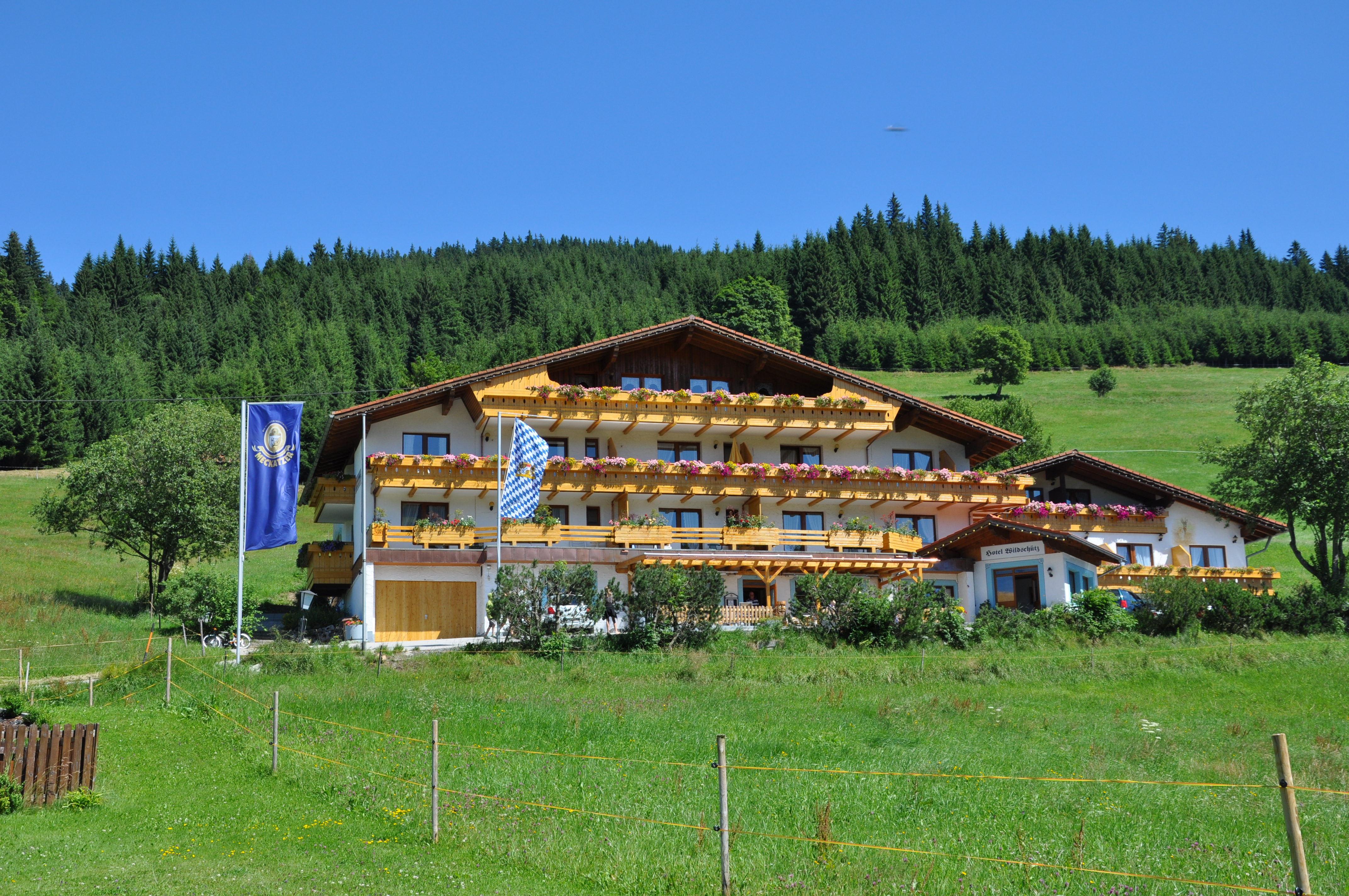 Hundehotel - Sitzplatz im Garten - Das Landhaus Wildschütz umgeben von saftigen Wiesen heißt Sie "Herzlich Willkommen" - Landhaus Wildschütz