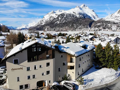 Hundehotel - Klassifizierung: 3 Sterne - Verceia - Hotel Chesa Surlej, direkt am Fusse des Corvatsch gelegen. Unser familiäres Sporthotel begrüsst Sie auf 1800 m Höhe, direkt an Wander- Bikewegen, Skipiste  und Loipen. Zum See und in den Wald sind es wenige Fussminuten. - Hotel Chesa Surlej