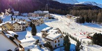 Hundehotel - PLZ 7270 (Schweiz) - Unsere Sonnenterrasse, mit Blick auf die Berge, ist im Winter wie im Sommer geöffnet. - Hotel Chesa Surlej