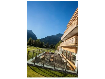 Hundehotel - Klassifizierung: 3 Sterne - Verceia - Unsere Sonnenterrase mit Blick auf die Berge - Hotel Chesa Surlej