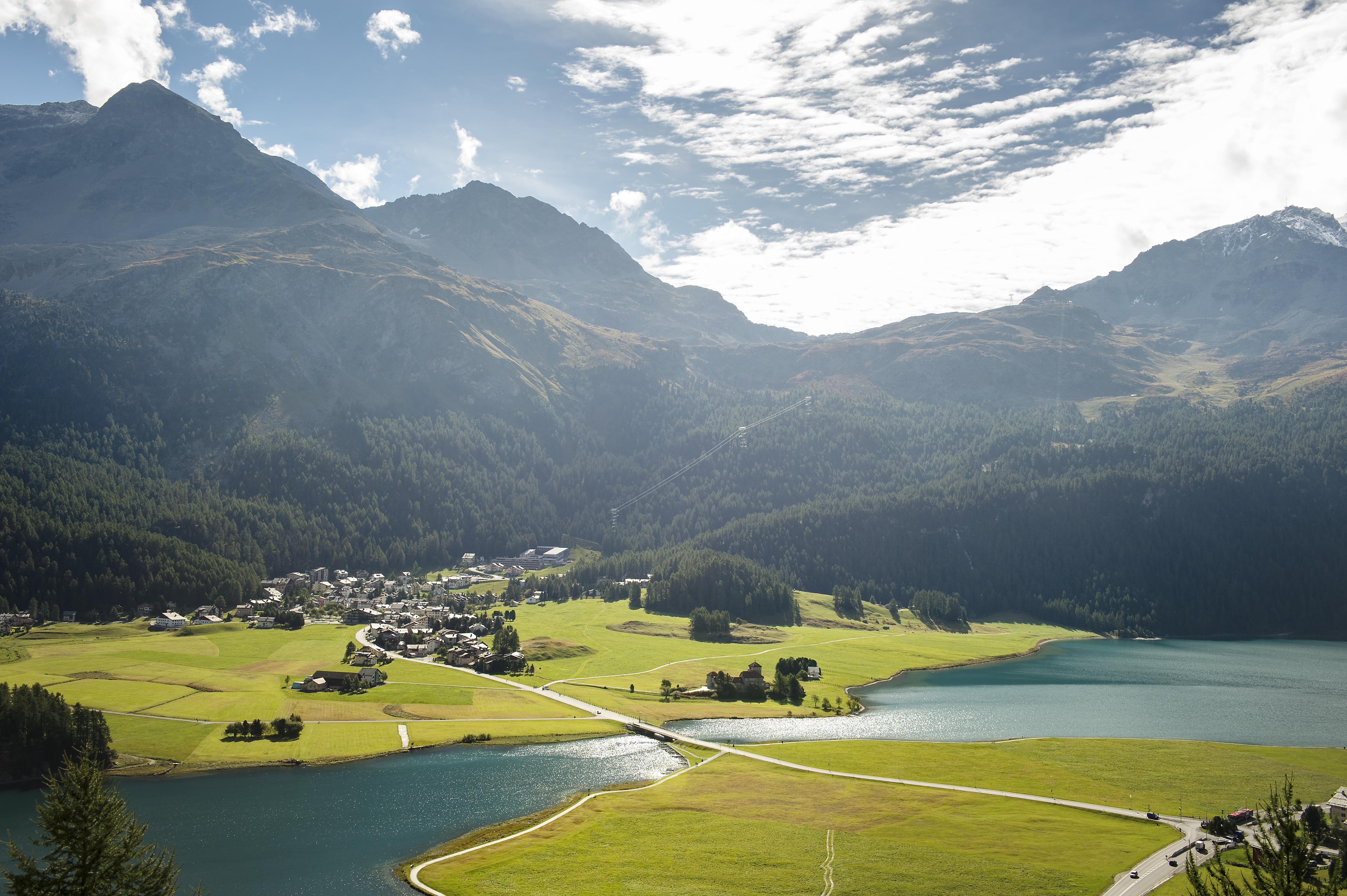 Urlaub-mit-Hund: In unmittelbarer Nähe zu den Seen Silvaplana und Champfer gelegen. Wald- und Wiesenwanderwege vor der Haustüre. - Hotel Chesa Surlej