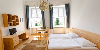 Hundehotel - Unterkunftsart: Hotel - Baden (Baden) - Unsere Zimmer sind einfach, aber Lichtdurchflutet, freundlich, mit Holzmöbeln. - Schloss Gumpoldskirchen