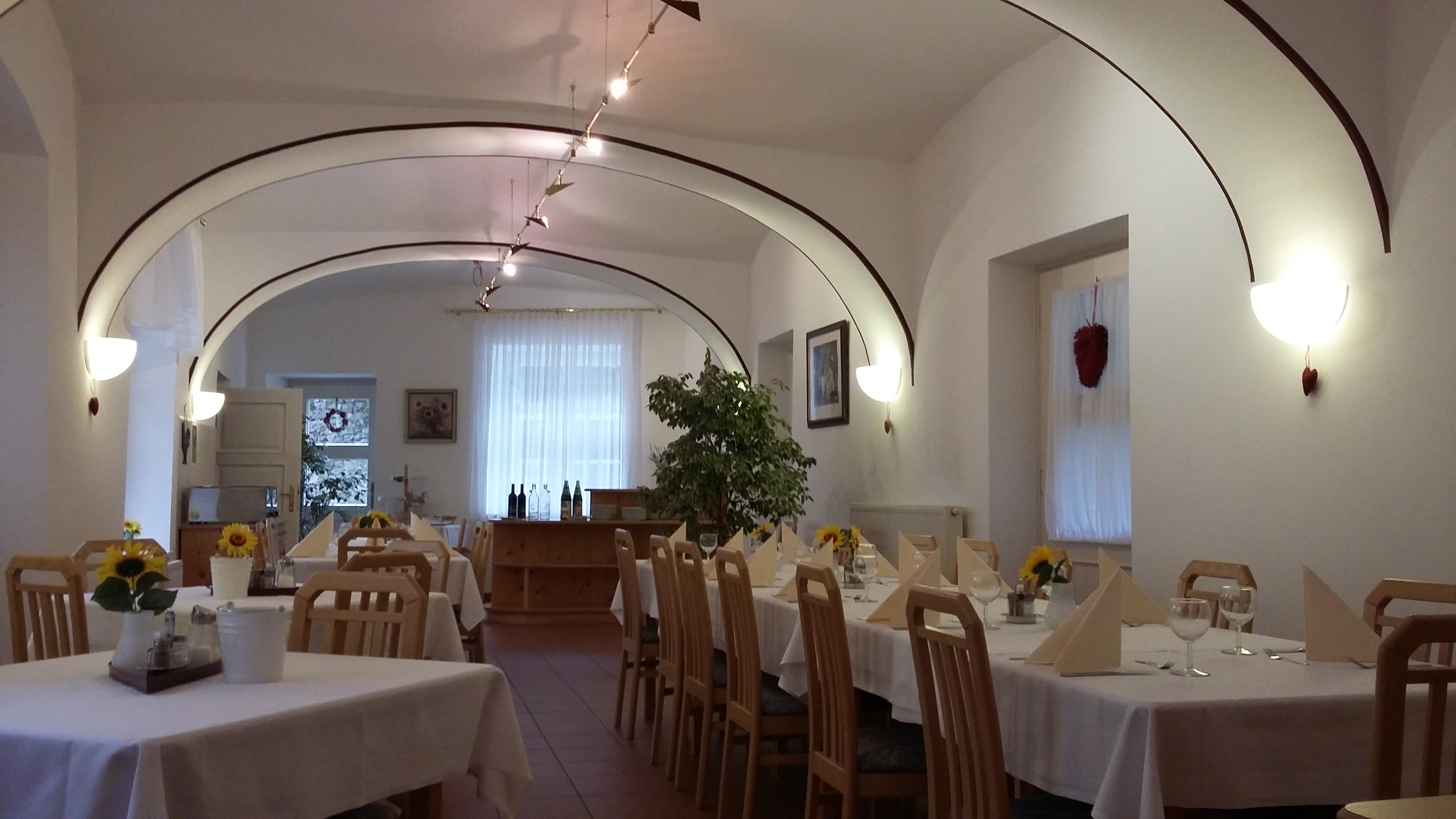 Urlaub-mit-Hund: Frühstücksraum - Schloss Gumpoldskirchen - Essen | Trinken