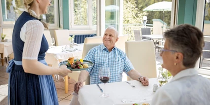 Hundehotel - Pools: Schwimmteich - Im Wintergarten essen - Das Leitner Home&Horse