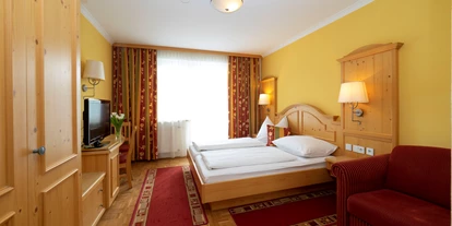 Hundehotel - Pools: Schwimmteich - Zimmer mit Balkon ohne Teppich - Das Leitner Home&Horse
