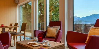 Hundehotel - Ofterschwang - Neben dem Restaurant befindet sich die Lobbystube. Ihr Hund kann Sie hier gerne zum Essen begleiten. - Panoramahotel Talhof Garni & more