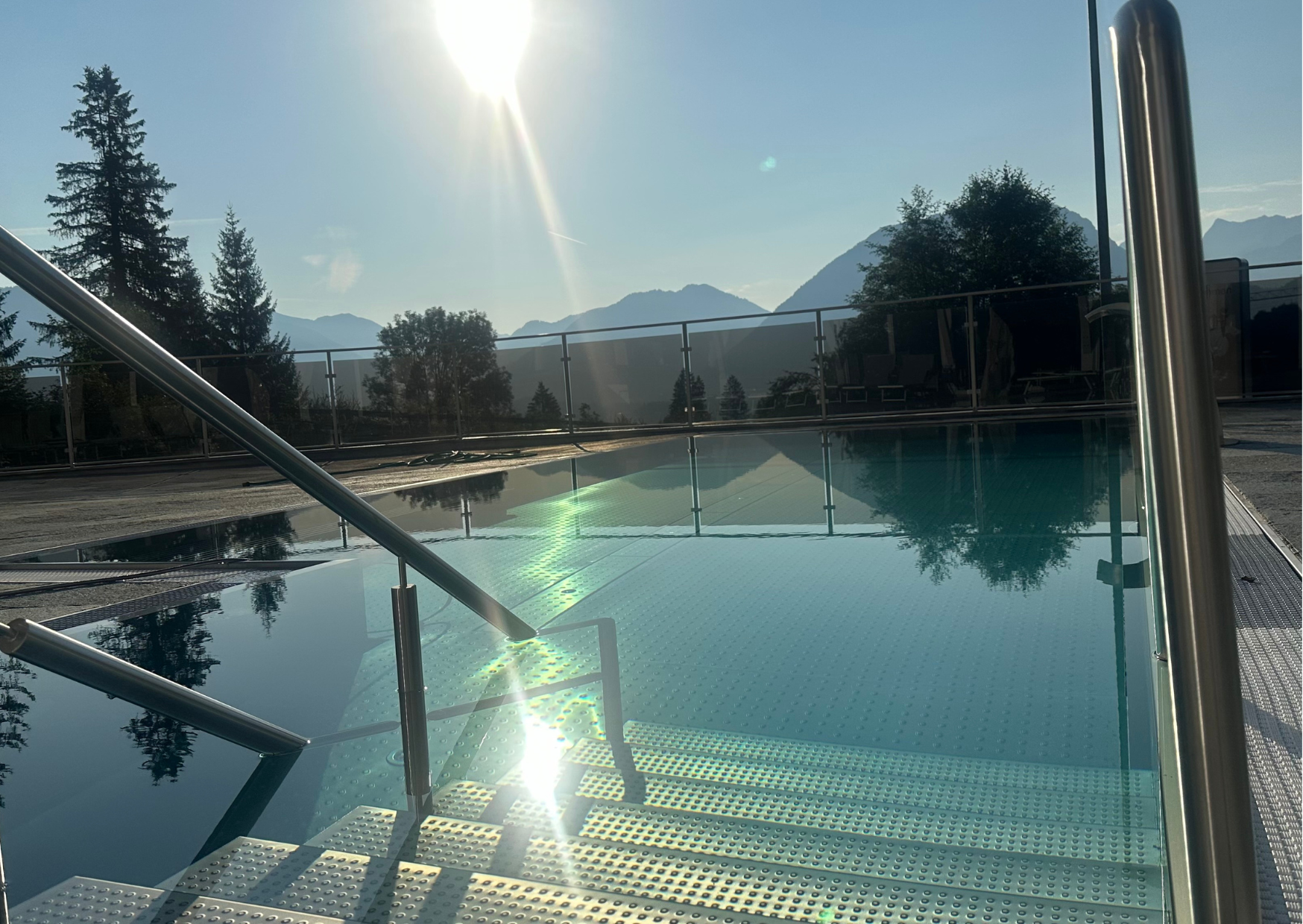 Urlaub-mit-Hund: Der neue Pool - einfach herrlich. Aus hygienischen Gründen jedoch hundefreie Zone - Panoramahotel Talhof Garni & more