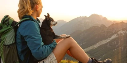 Hundehotel - Ofterschwang - Mein kleiner Freund und ich genießen das Panorama am Berg - Panoramahotel Talhof Garni & more